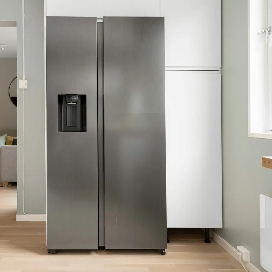 Refrigerador side by side en una casa, listo para revisión técnica
