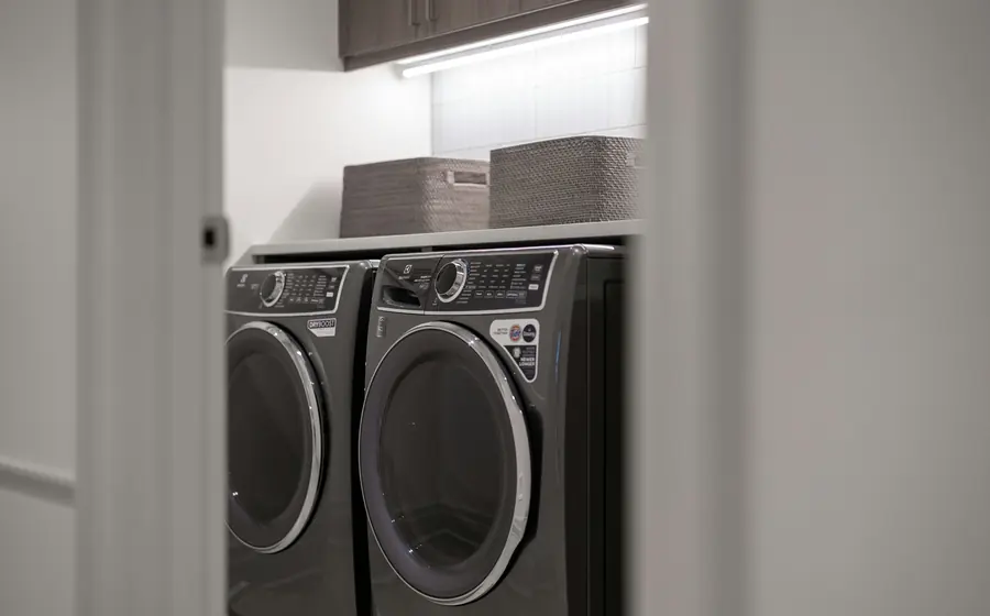 Secadora y lavadora en un mueble de lavandería